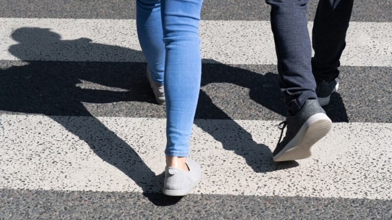 Nowy chodnik na ul. Kurpiów: Bezpieczniejsza droga dla mieszkańców Ołtaszyna!