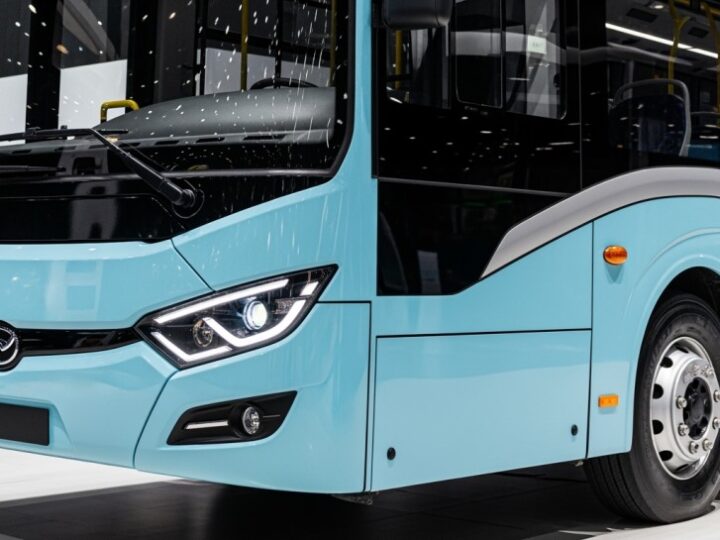 Nowy autobus szkolny w Chrząstawie: Bezpieczeństwo na pierwszym miejscu!