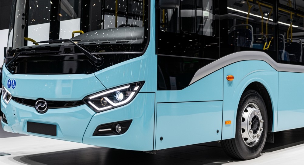 Nowy autobus szkolny w Chrząstawie: Bezpieczeństwo na pierwszym miejscu!