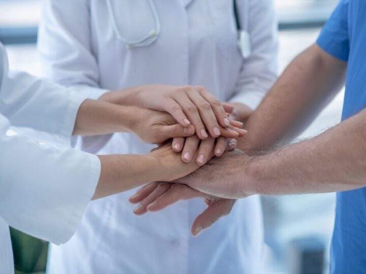 Wzmocnienie służb pomocowych: Jak chronić dzieci w kryzysie?