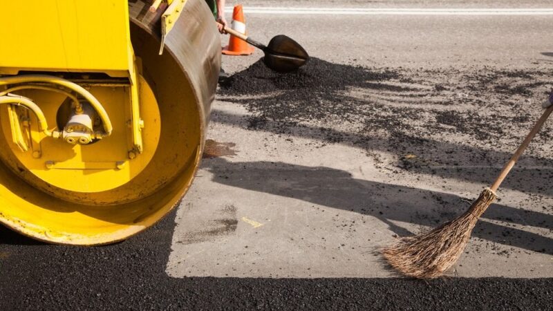 Asfalt na Koszarowej – Nowa nawierzchnia otwiera drogę do zmian!