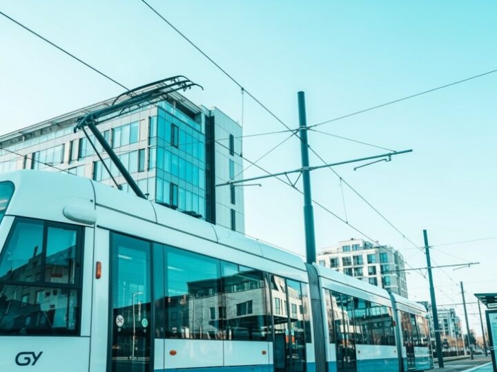 Wrocławskie tramwaje zyskają drugie życie – modernizacja Pesa Twist już w drodze!