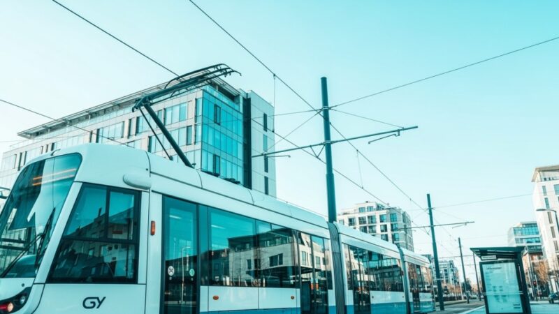 Wrocławskie tramwaje zyskają drugie życie – modernizacja Pesa Twist już w drodze!