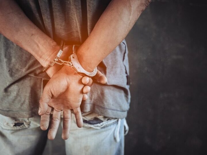 Whisky, przemoc i zatrzymanie: Młody mężczyzna w rękach policji po ataku na ochroniarza