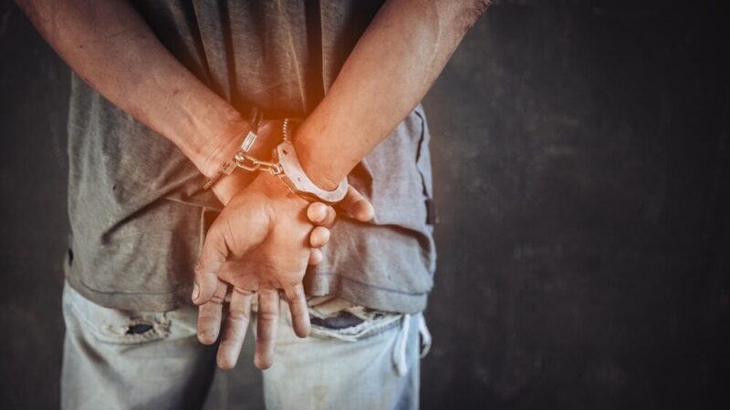 Whisky, przemoc i zatrzymanie: Młody mężczyzna w rękach policji po ataku na ochroniarza