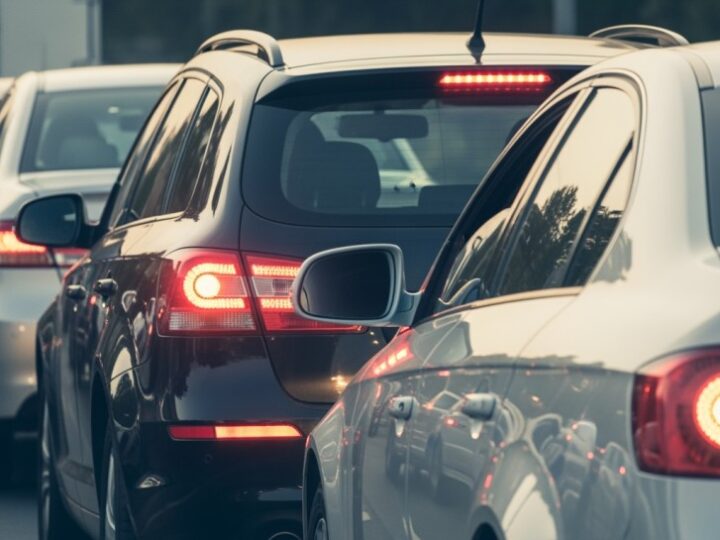 Korek na A4: Zderzenie trzech pojazdów paraliżuje ruch w kierunku Katowic