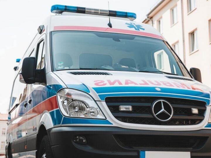 Seniorka uratowana dzięki błyskawicznej akcji policji po wpadnięciu do rowu