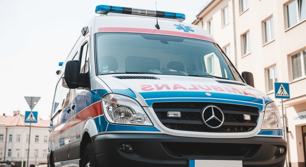 Seniorka uratowana dzięki błyskawicznej akcji policji po wpadnięciu do rowu