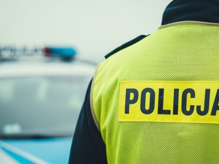 Kierowca zapomniał o wysokości – uszkodził wiadukt i własny samochód