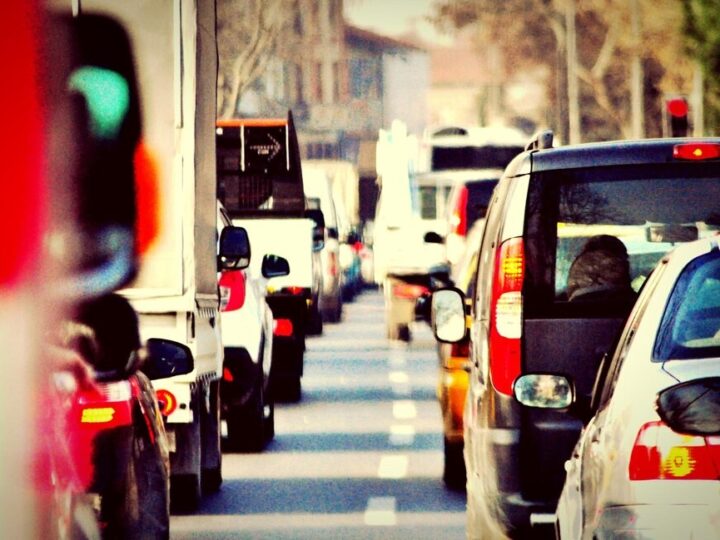 Trzy auta w kolizji: gigantyczne korki na Mostach Warszawskich!