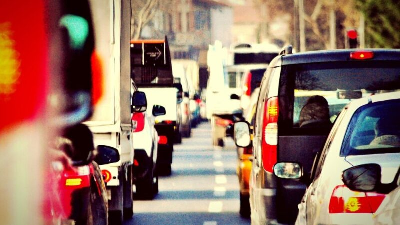 Trzy auta w kolizji: gigantyczne korki na Mostach Warszawskich!