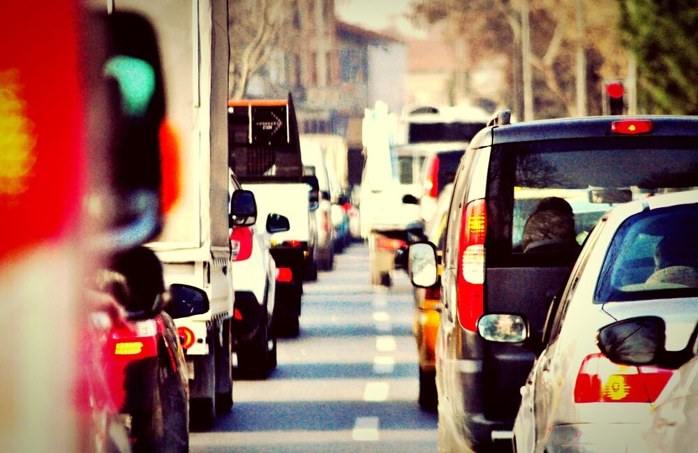 Trzy auta w kolizji: gigantyczne korki na Mostach Warszawskich!