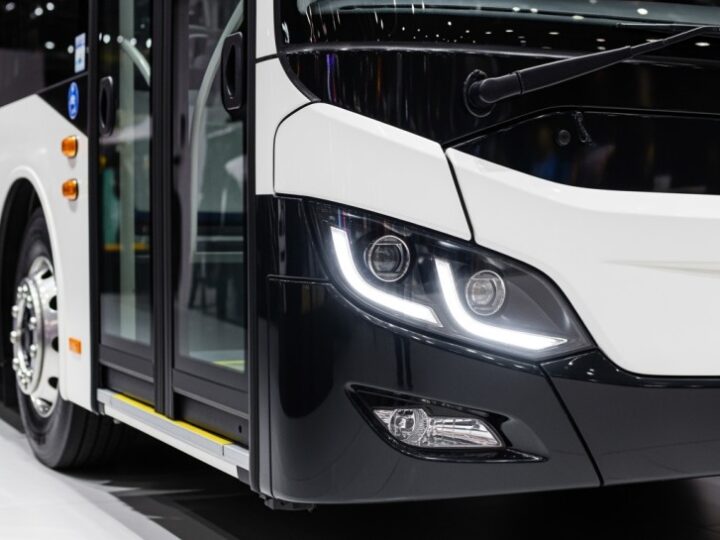 Usterka autokaru wstrzymuje szkolną wycieczkę przed wyjazdem