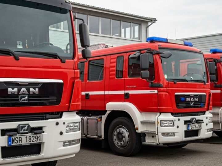Wrocławscy strażacy doskonalą ratownictwo w realistycznych warunkach z ciężarówkami