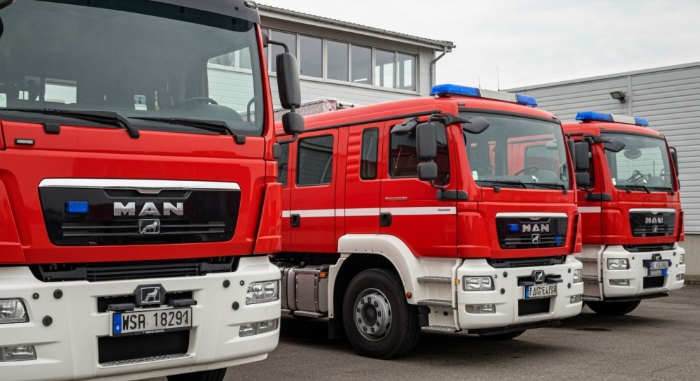 Wrocławscy strażacy doskonalą ratownictwo w realistycznych warunkach z ciężarówkami