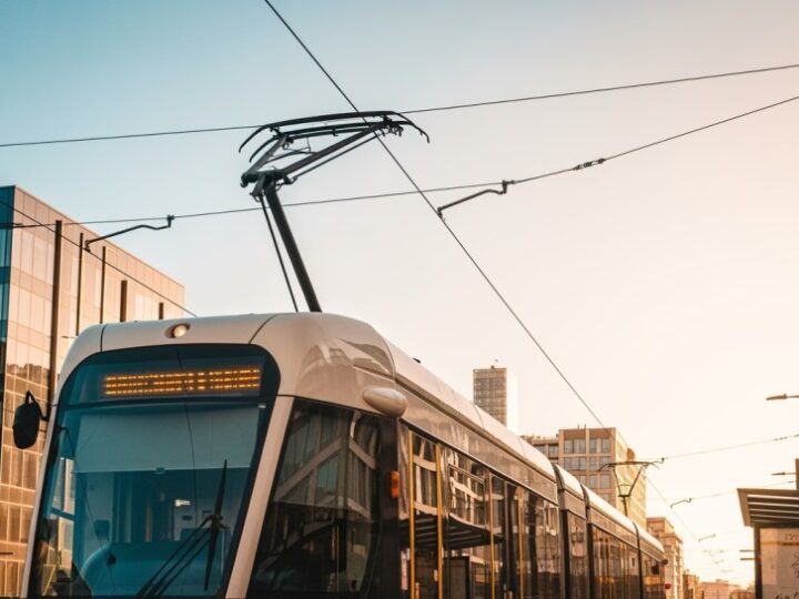 Tramwaje wracają na tory, ale z objazdami wciąż trzeba się liczyć
