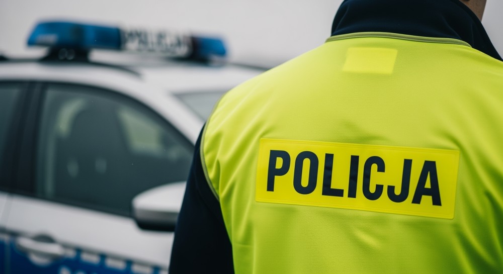 Mandat za prędkość, a potem wypadek – kierowca uderzył w drzewo