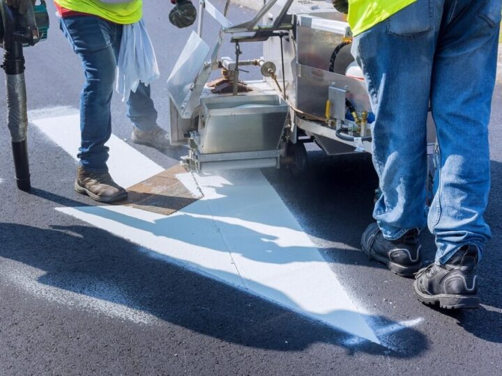 Asfalt kładą przy granicy z Polską. Postępy budowy autostrady D11 do Pragi