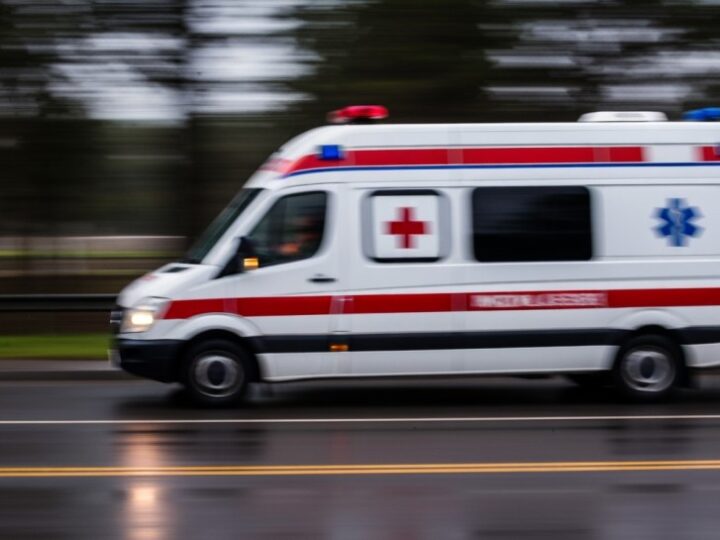 Błyskawiczna akcja policji ratuje życie kobiety po upadku z wysokości