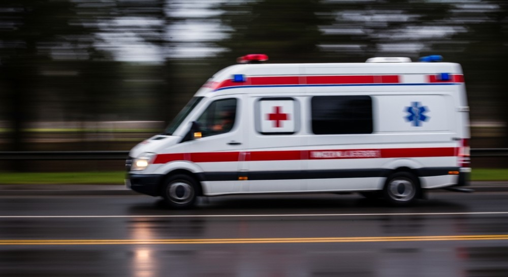 Błyskawiczna akcja policji ratuje życie kobiety po upadku z wysokości