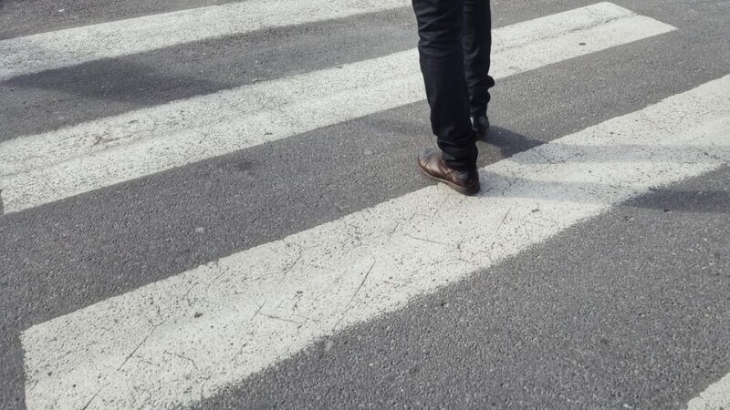 Tragedia na chodniku: dwoje pieszych w krytycznym stanie po wypadku w Jeleniej Górze