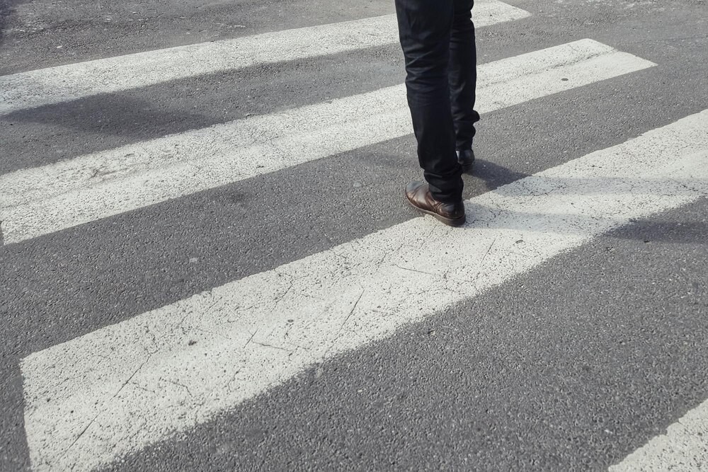 Tragedia na chodniku: dwoje pieszych w krytycznym stanie po wypadku w Jeleniej Górze
