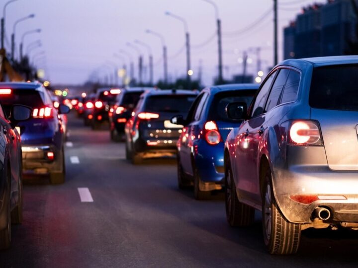 BMW w poślizgu na Legnickiej – poważne utrudnienia w komunikacji