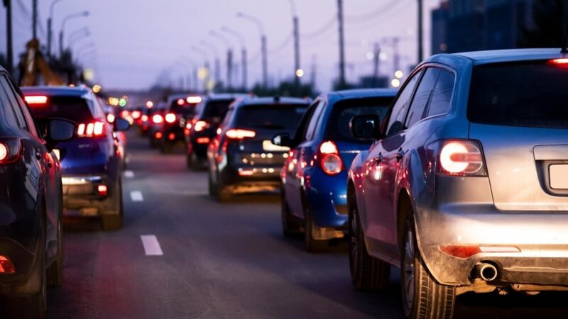 BMW w poślizgu na Legnickiej – poważne utrudnienia w komunikacji