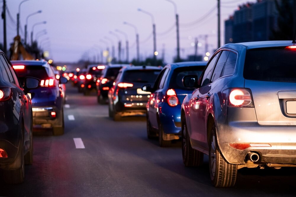 BMW w poślizgu na Legnickiej – poważne utrudnienia w komunikacji