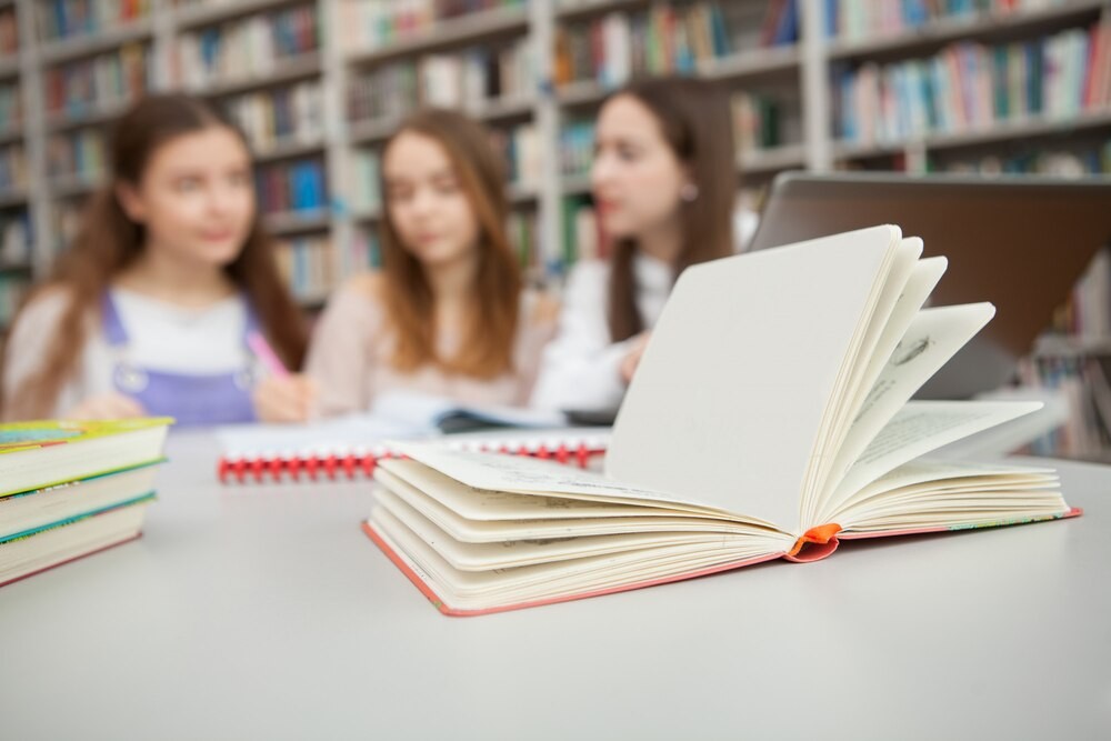 Młodzież przeciwko hejtowi: Kluczowe wyzwania i edukacja w erze cyfrowej