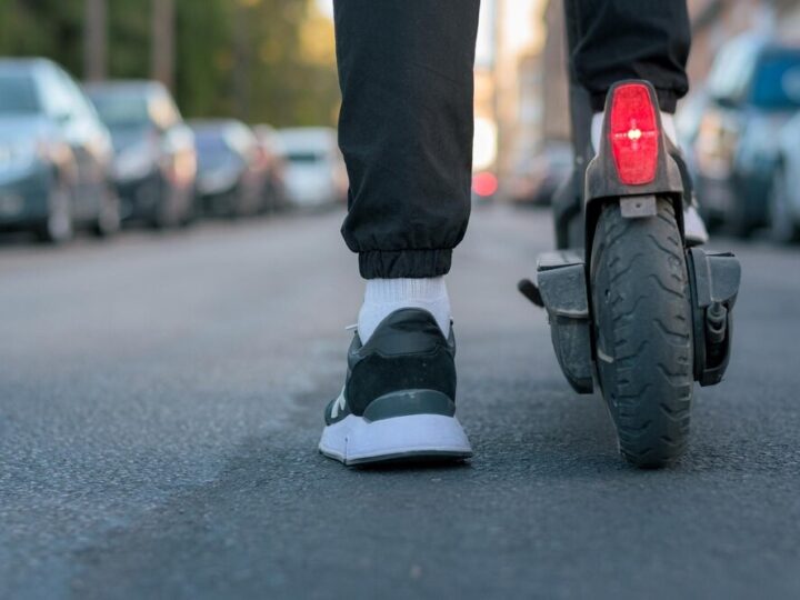 Nieletni pirat drogowy na hulajnodze – sprawa trafi do sądu!