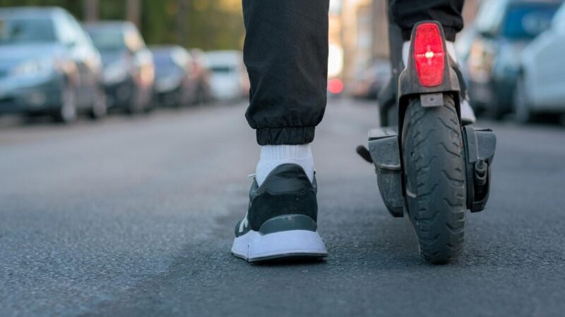 Nieletni pirat drogowy na hulajnodze – sprawa trafi do sądu!