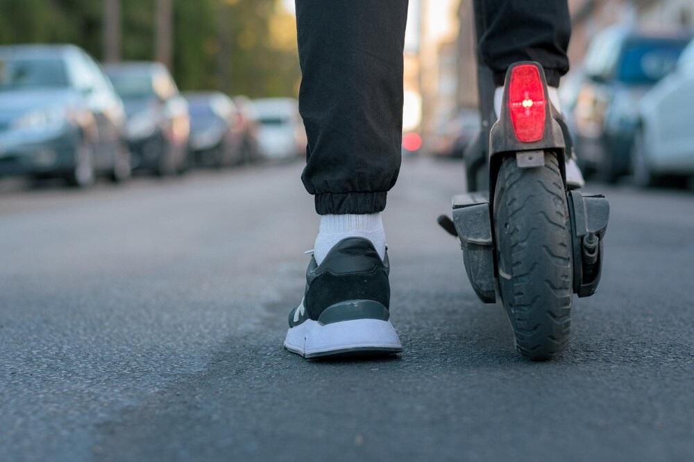 Nieletni pirat drogowy na hulajnodze – sprawa trafi do sądu!