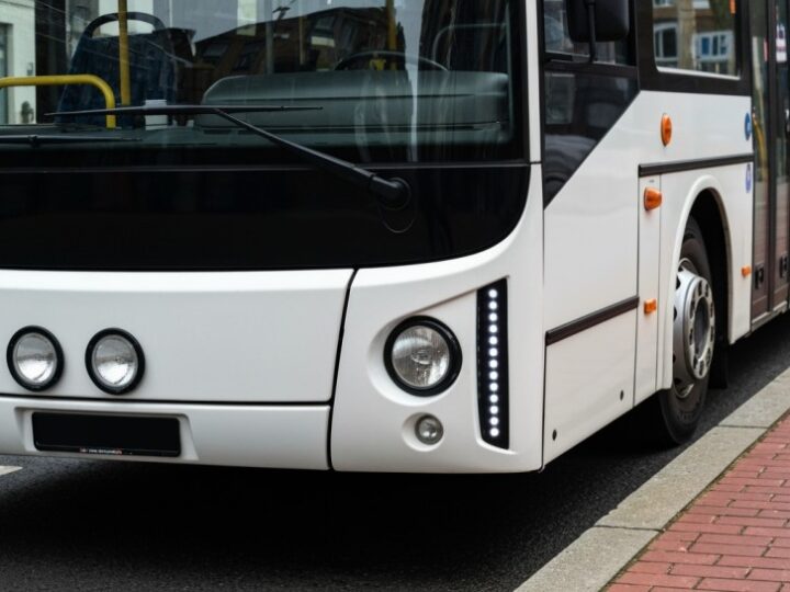 Nowa zatoka autobusowa na ul. Brücknera – komfort i bezpieczeństwo w Wrocławiu!