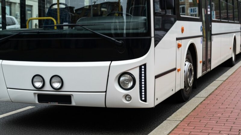 Nowa zatoka autobusowa na ul. Brücknera – komfort i bezpieczeństwo w Wrocławiu!
