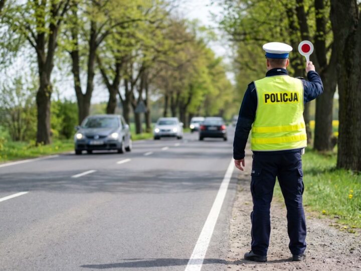 Jesień na drogach: Policja ostrzega przed niebezpieczeństwami prędkości