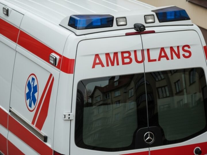 Górski poranek pełen niebezpieczeństw: mężczyzna utknął w strumieniu, na ratunek ruszyli policjanci i strażacy