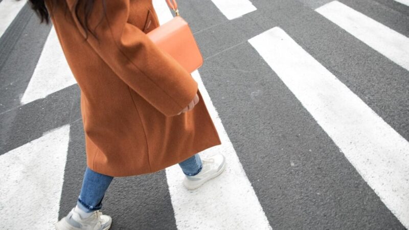 Wrocław: Policja ostrzega przed niebezpieczeństwem na przejściach dla pieszych