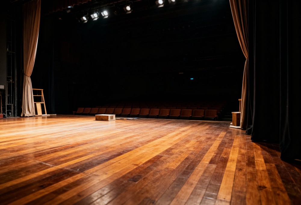 Edukacja Rity: Niezapomniany wieczór z Wrocławskim Teatrem Komedia w Żórawinie!