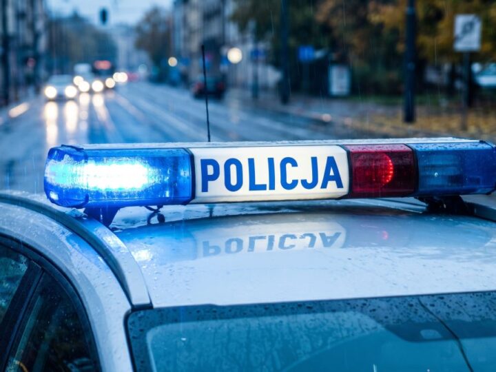 Brawurowa ucieczka 24-latka: samochód w rzece i cztery zakazy prowadzenia!