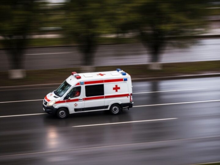 Bohaterowie w mundurach: Policja ratuje seniorkę z płonącego mieszkania