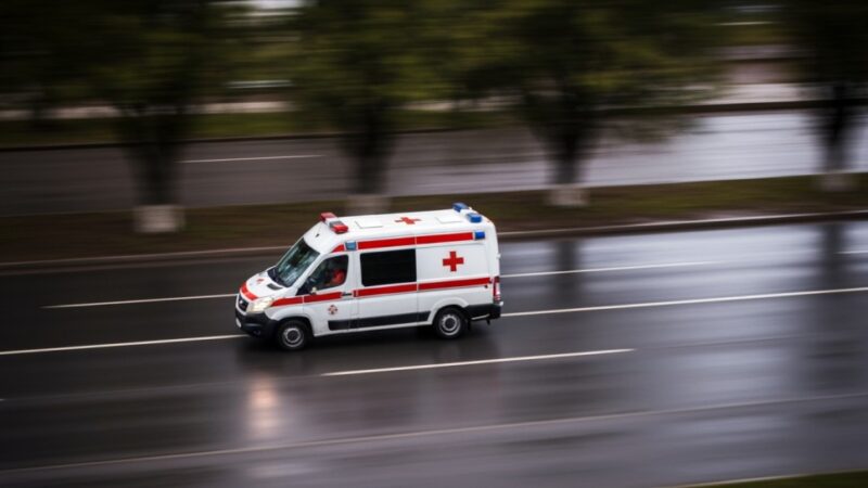 Bohaterowie w mundurach: Policja ratuje seniorkę z płonącego mieszkania